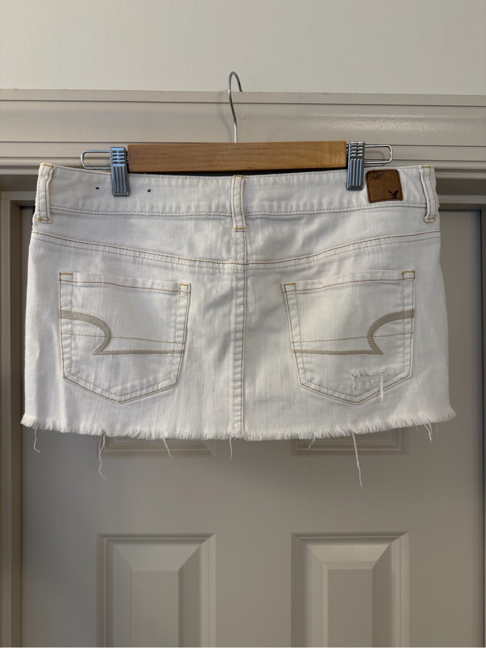 AEO 2011 size 6 White Distressed Denim Micro Mini Skirt - Picture 4 of 7